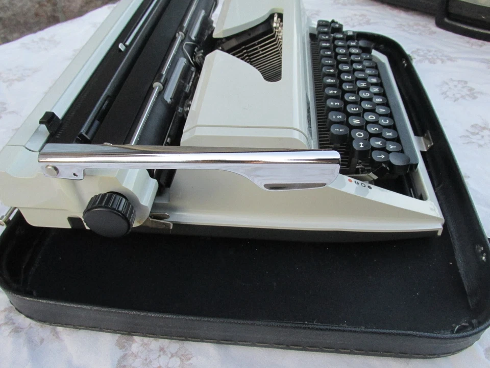 DDR Reise- Schreibmaschine ROBOTRON Modell 127 funktioniert A3 Format Breitwagen - Bild 4 von 4