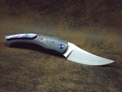 Couteau Pliant Exclusif ASSASSIN KNIVES - Lame San Mai Damast Elmax - 62 HRC - Collection