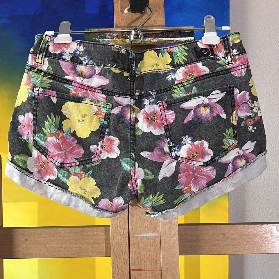 Pantalones cortos de jean LEI Ashley tiro bajo talla 7 29” cintura floral con puños Foto 2 de 4