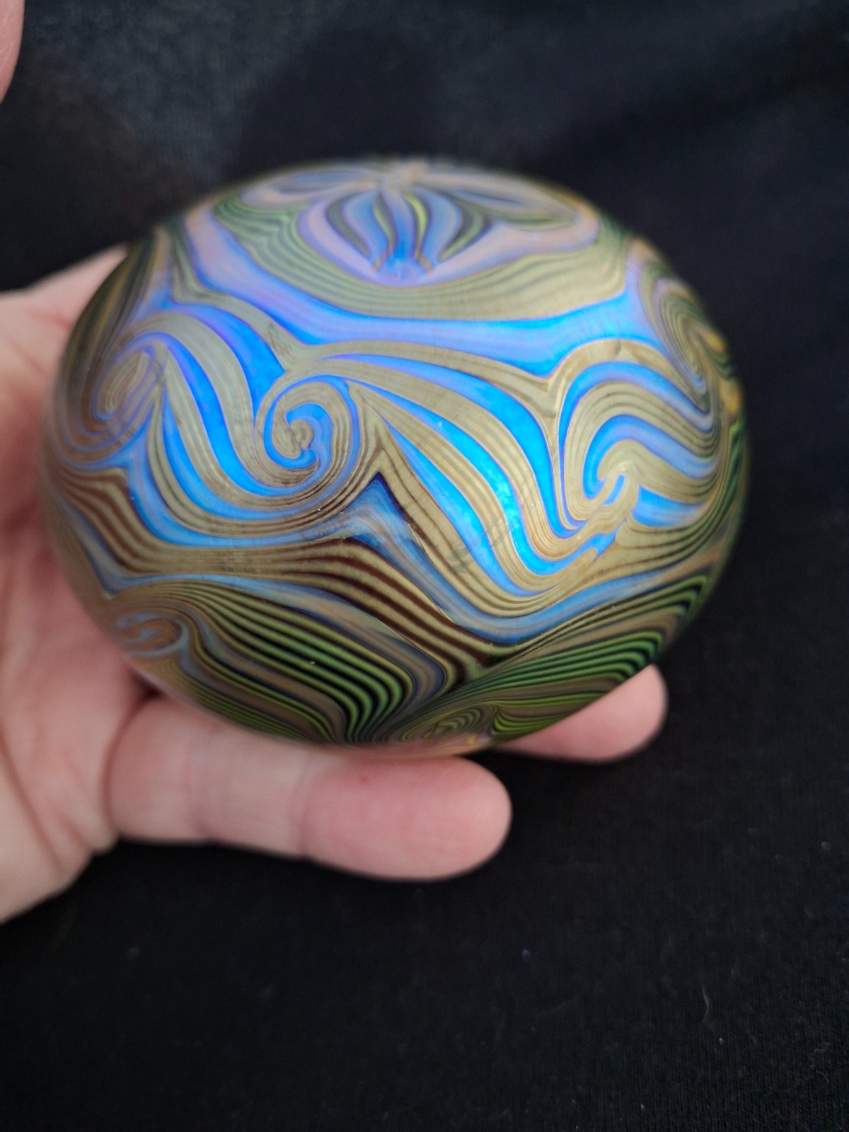 Stunning LUNDBERG Studios Paperweight Pulled Feather Irridescent
