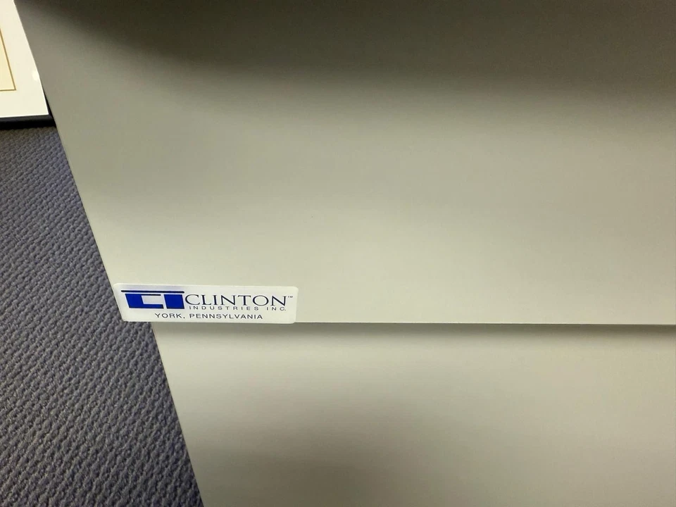 Mesa de tratamiento para gabinete con respaldo ajustable y reposapiés extraíble. Foto 2 de 2