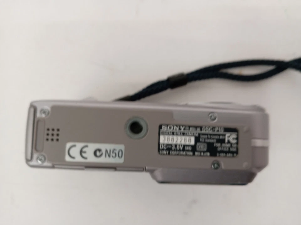 Sony Cyber-shot DSC-P10 5.1MP Digital Camera With Storage Bag Silver-Tone - Image 3 of 4