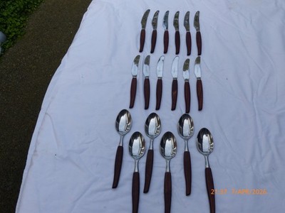 18-TEILIGES GLANZHOLZ EDELSTAHL BESTECKSET. MESSER & LÖFFEL