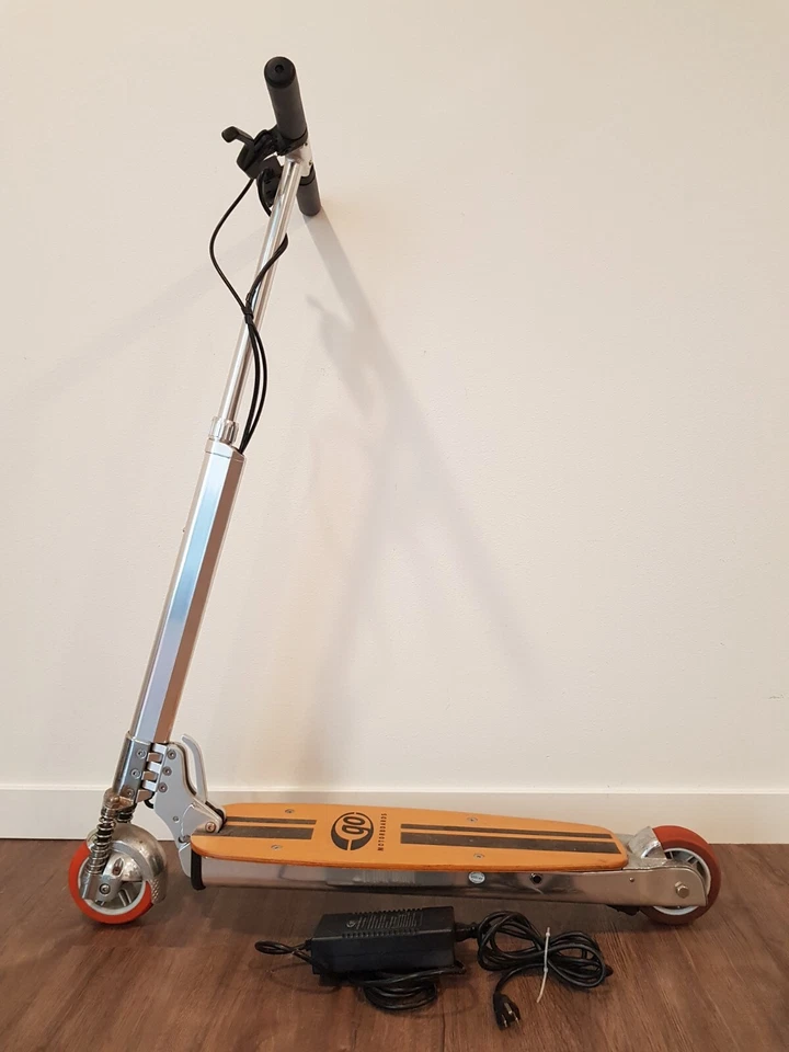 Складной электрический скутер Go Motorboard 2000x с восстановленным аккумулятором диапазон от 2 до 5 миль - Изображение 2 из 4