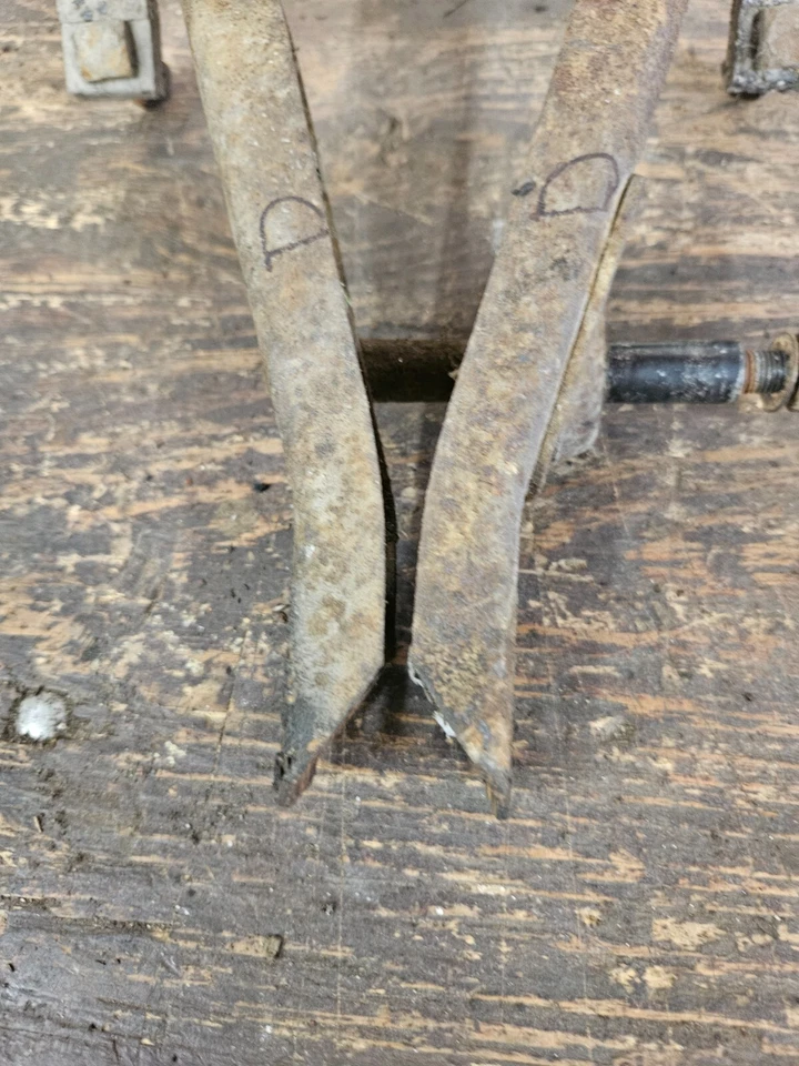 Винтажный нижний рычаг управления 1960-х SAAB 96 от оригинального производителя 3 цилиндра со стороны водителя с бычьим носом - Изображение 4 из 4