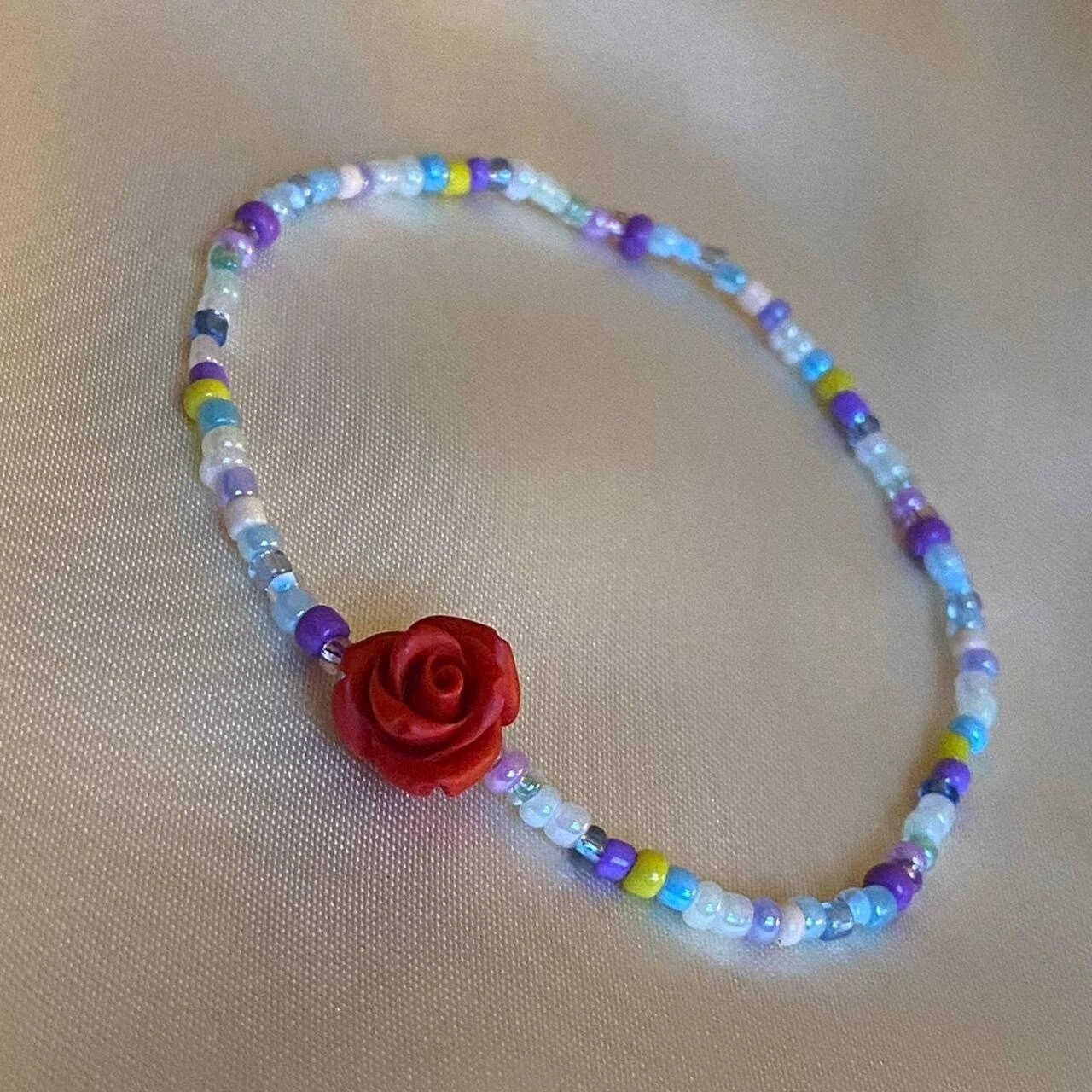 VALENTINO Bellissimo braccialetto con perline in vetro fatto a mano con ciondolo rosa rossa