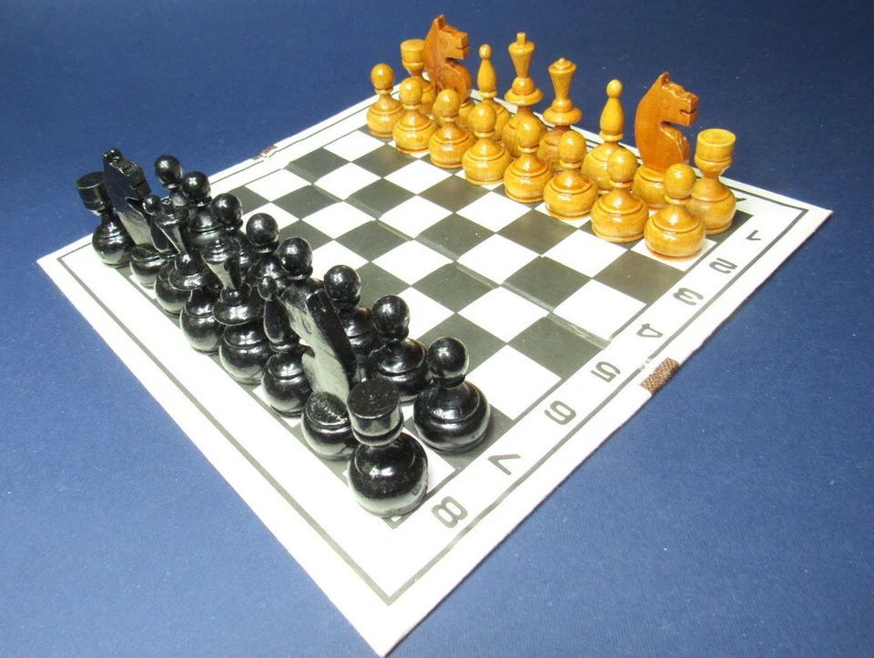 Vintage wood 32 chessman , the board cardboard is  included 1960's - Image 4 of 4