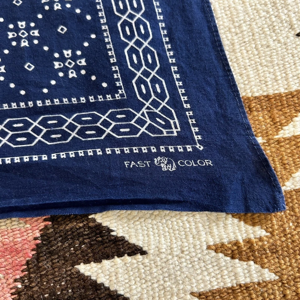 Bandana vintage de algodón índigo con ribete de los años 50 estampado geométrico - lavado oscuro Foto 3 de 4