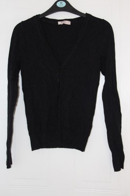 Klassische schwarze Strickjacke mit V-Ausschnitt und Knopfleiste