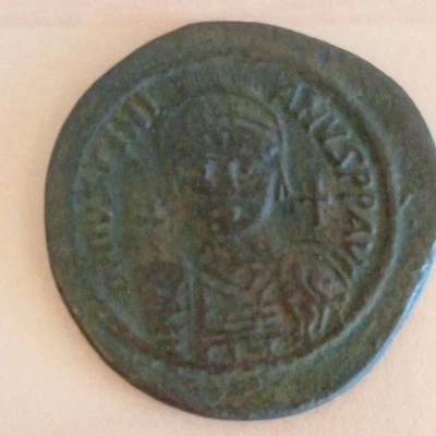 Romaine – Pièce antique en bronze, buste d’empereur avers, lettre M revers - Photo 1/4