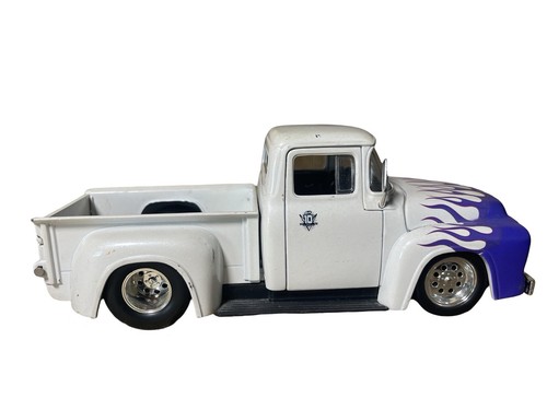 JADA ‘56 FORD F-100 TRUCK 10th ANNIVERSARY EDITION 1/24 SCALE WHITE & PURPLE - Picture 3 of 7
