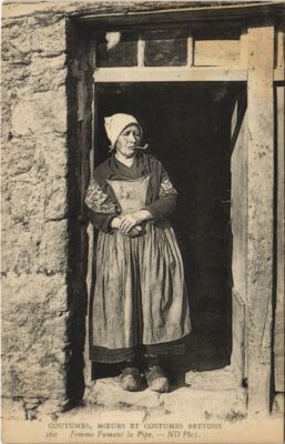 Old postcard AK woman smoking pipe France (1137936)