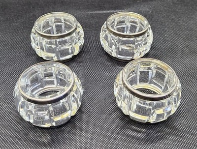 Elegante Serviettenringe aus Kristall und versilbertem Metall
