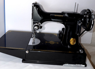 Vintage 1940 Singer Featherweight Sewing Machine 221 W/Case & Peddle Works!!
