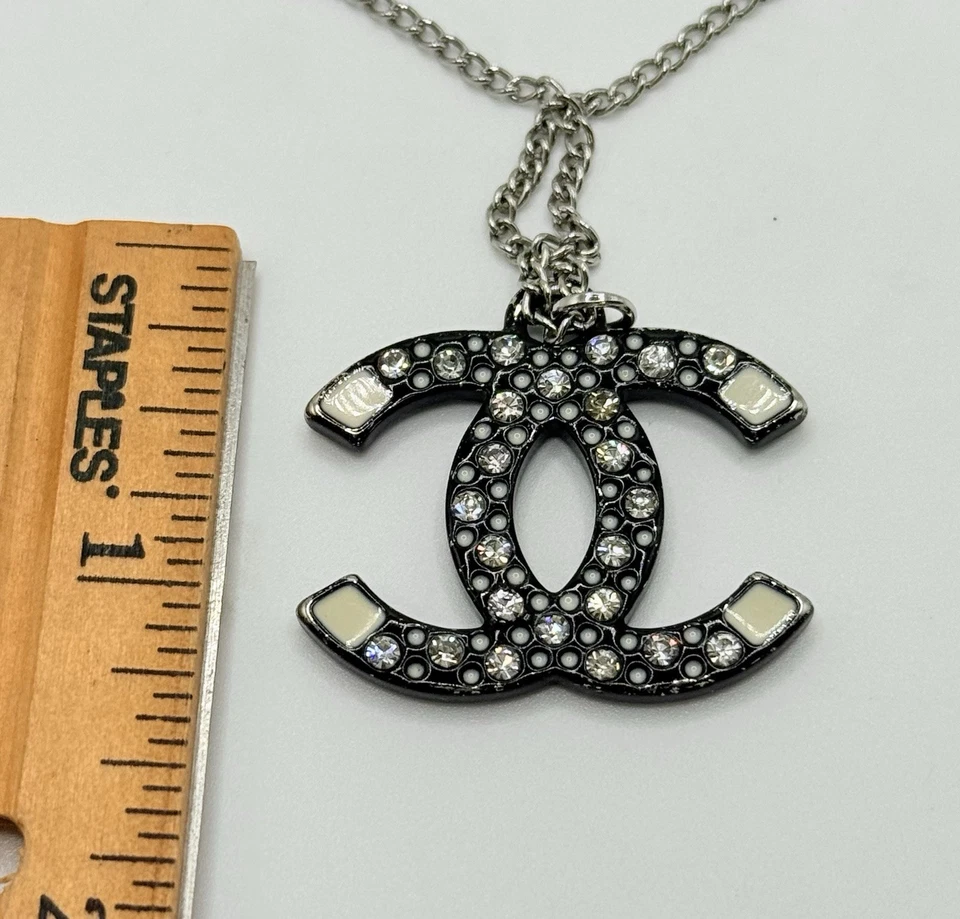 Auténtico. Collar Colgante CHANEL Negro Resjn Logo CC Cristal Princesa Espejo 2008 Foto 3 de 4