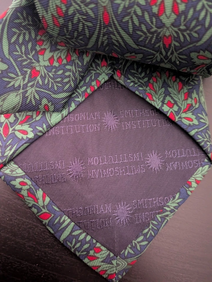 SMITHSONIAN INSTITUTION 意大利制造深蓝色绿色红色花卉丝绸项链 57 — 第 2/4 张图片