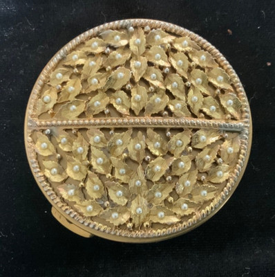 Vintage Powder Compact SFC 5th Av Gold leaf with seed pearl unused ET016