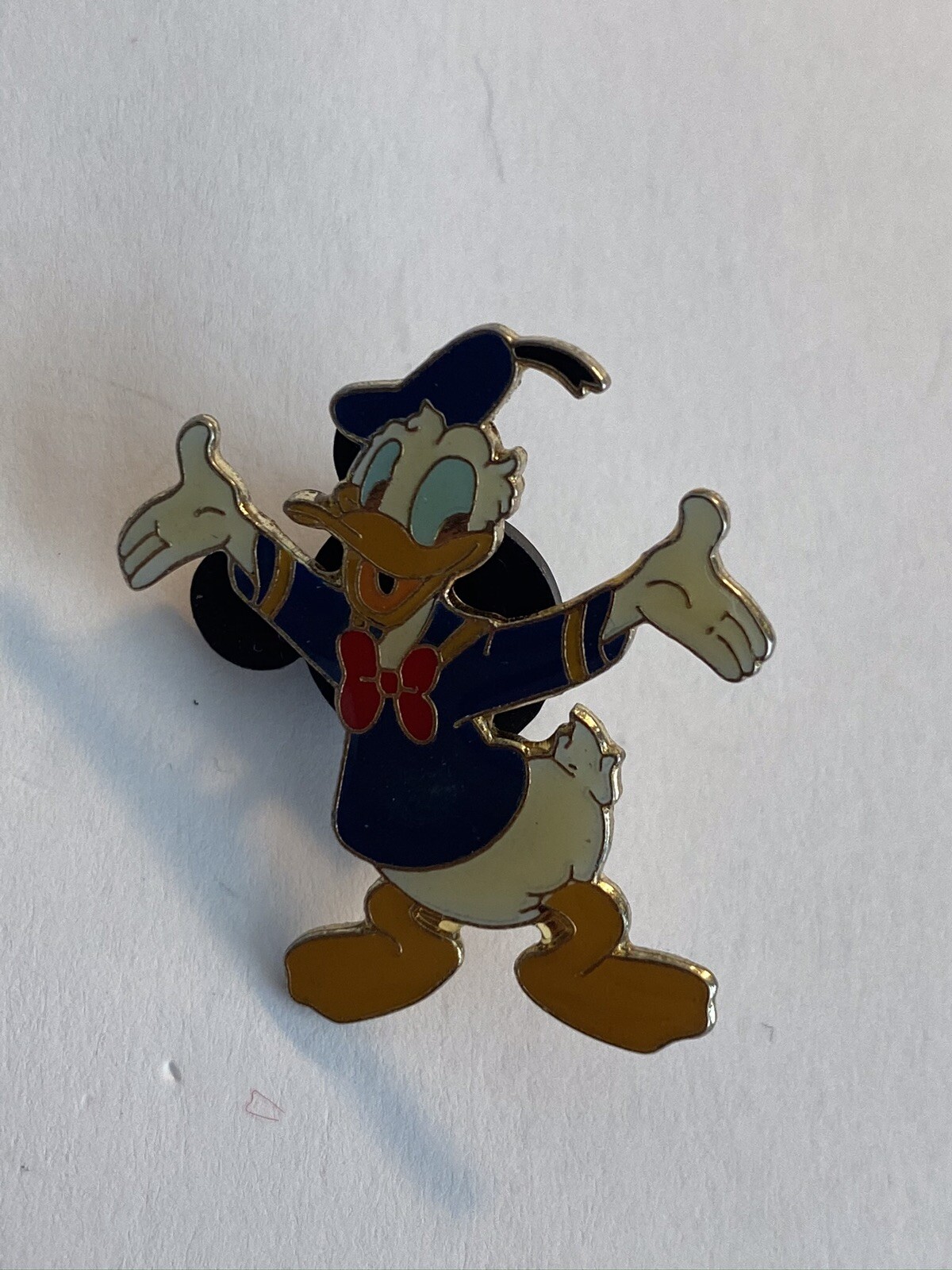 Cast ID Lanyard Donald Duck With Open Arms Disney Pin (B0)