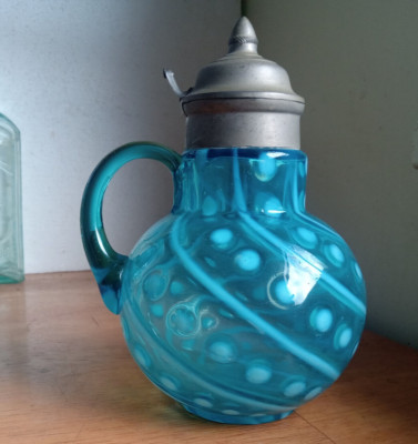 1898 NORTHWOOD BLUE OPALESCENT COIN SPOT & SWIRL GLASS SYRUP PITCHER W/FLIP LID