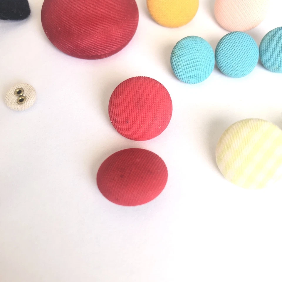 LOT Of 19 PIECES Vintage Fabric And Other Buttons - Image 3 of 4