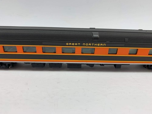 Walthers HO Great Northern #910-30168 85' Budd Diner Passenger Car - Picture 4 of 16