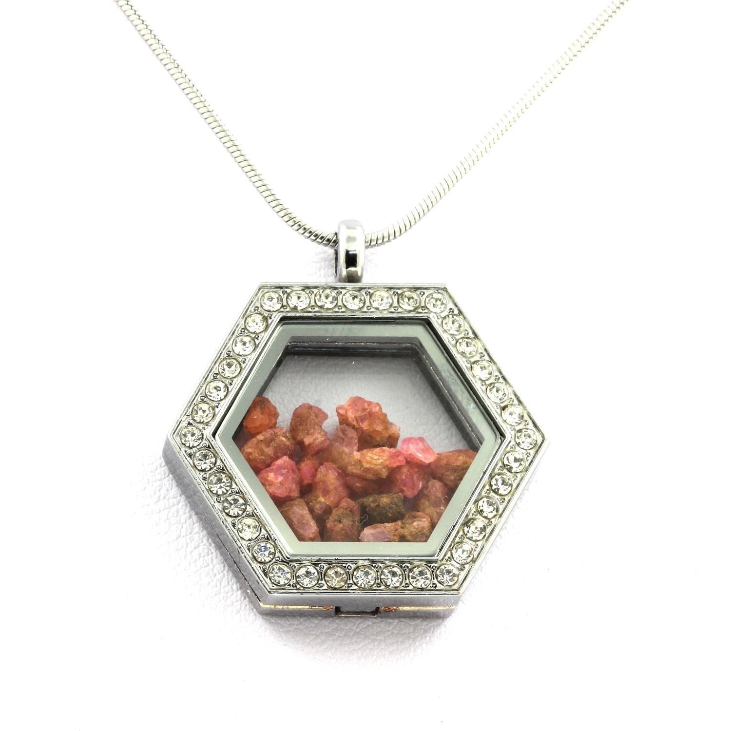 Collier spinelle brut modèle Hexagone, le cadeau d'anniversaire mémorable et symbolique