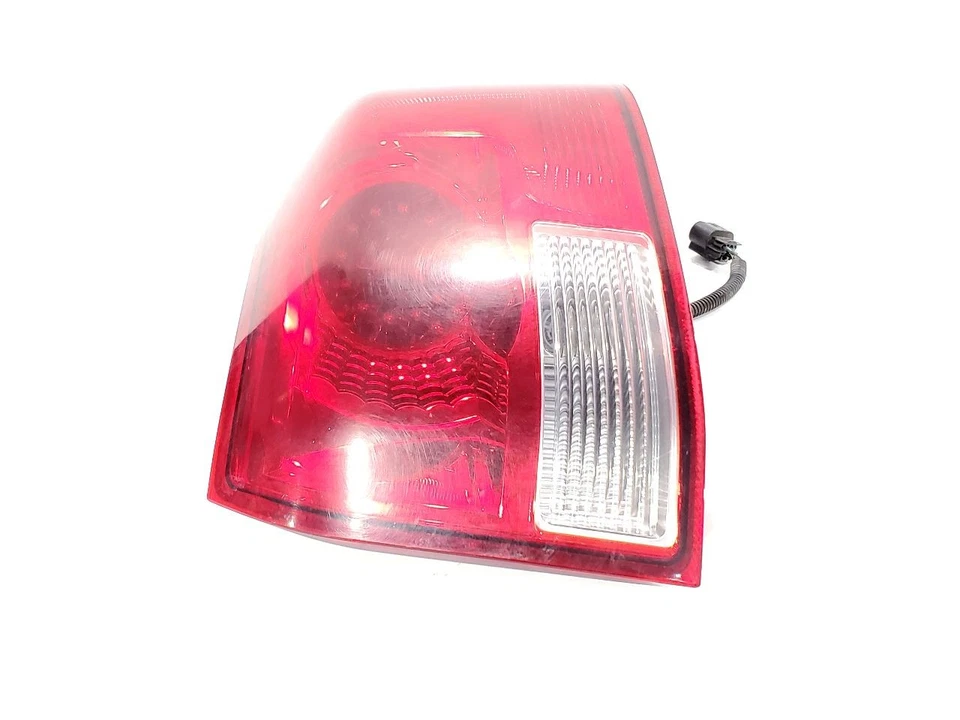 Luz trasera derecha VPG MV-1 2012 OEM Foto 3 de 4