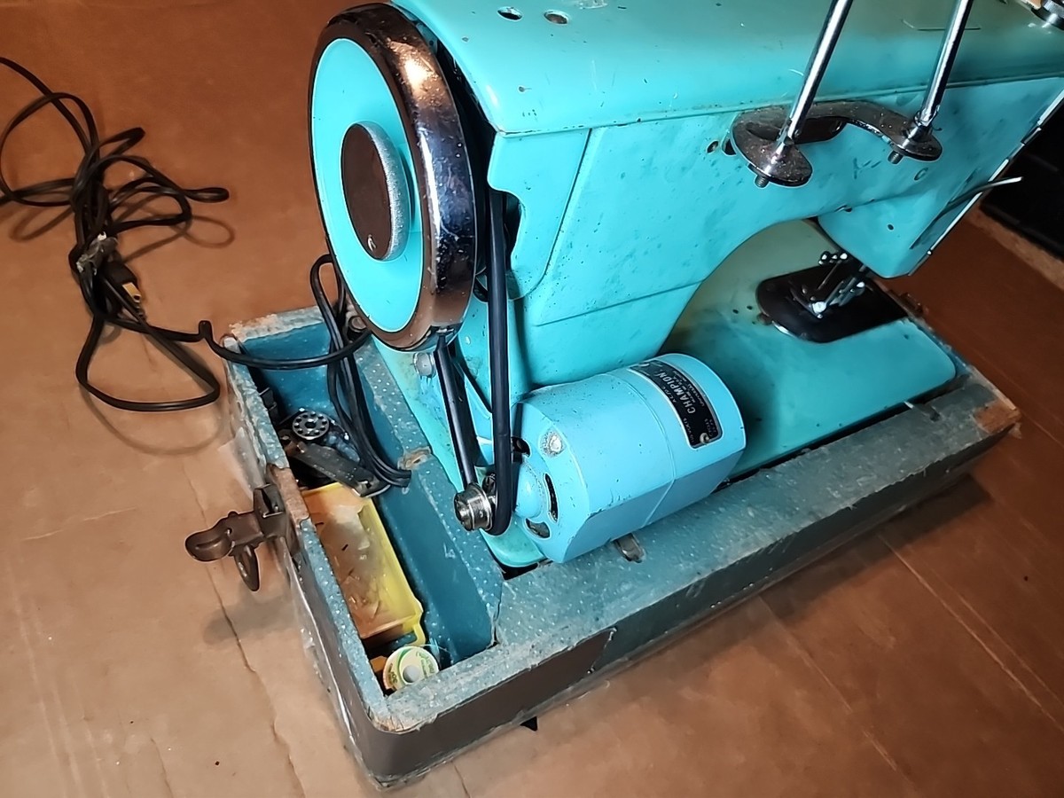 Vintage Sewing Machine Capital Deluxe Automatic ZIG-ZAG De Luxe