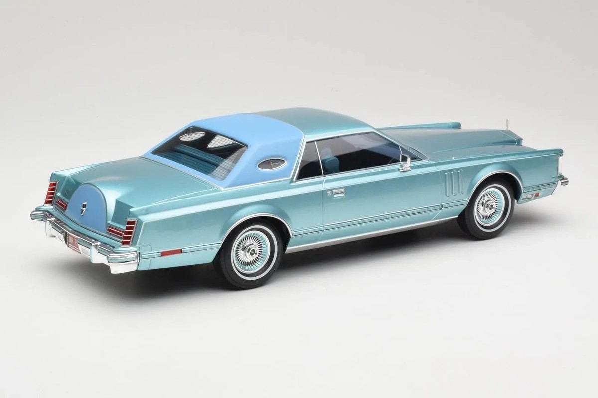 No284 ミニカー1/18 Lincoln Continental Mk5 1978 Lincoln Continental Mark V Light Blue Metallic in 1:18 scale