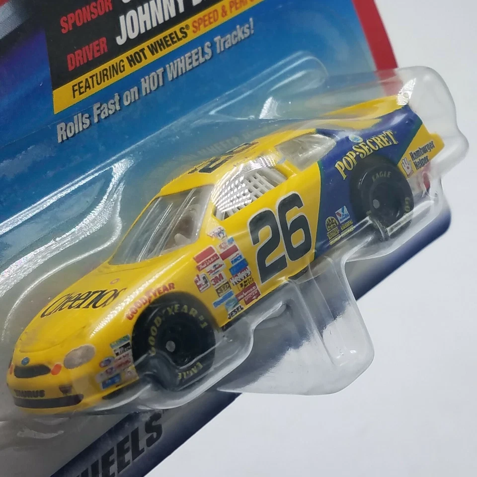 Novo na caixa Johnny Bensen Hot Wheels Pro Racing 1:64 #26 Cheerios Ford Taurus - Imagem 2 de 4