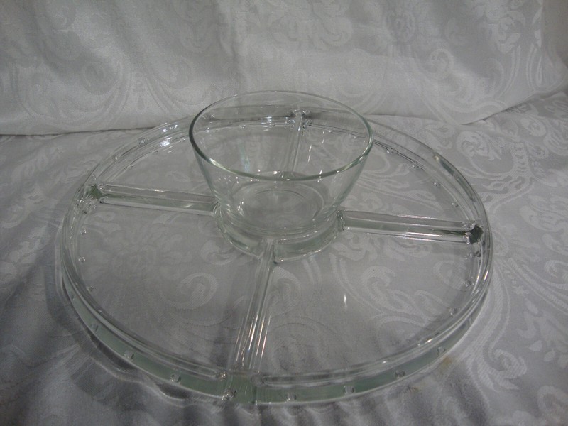 4 SECTION ROUND GLASS DIVIDED RELISH/ VEGGIE PLATTER w/DIP BOWL