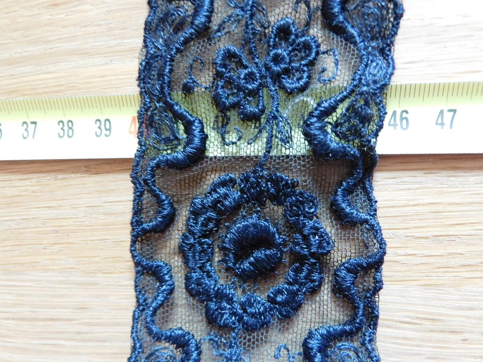 Dentelle ancienne broderie sur tulle noir 70 cm x 6 cm - Photo 3/4