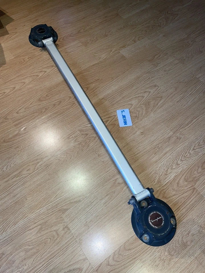 Soporte de barra de torre de puntal Tommykaira Tommy Kaira para Nissan Skyline R31 GTSR NISMO Foto 3 de 4