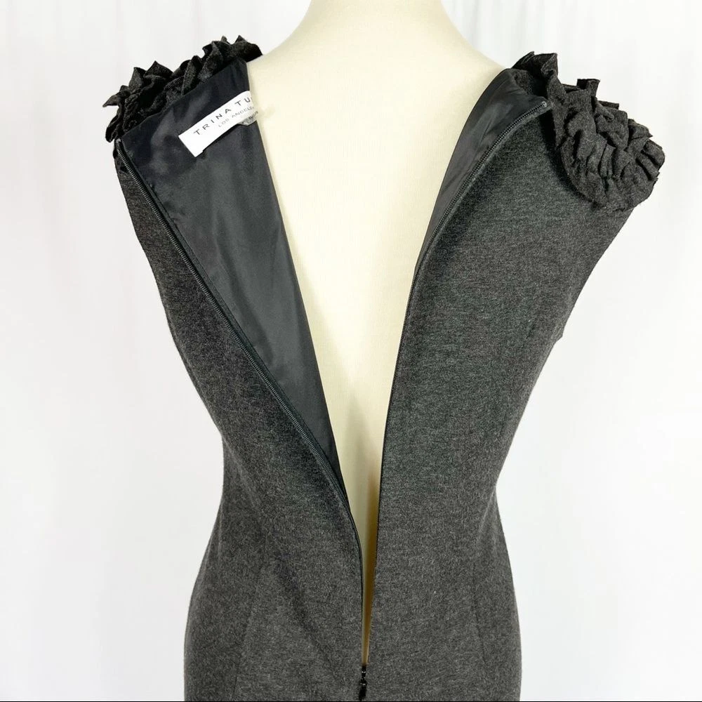 VETEMENTS Abito tubino senza maniche Trina Turk grigio antracite spalle arricciate 2107130 taglia 8