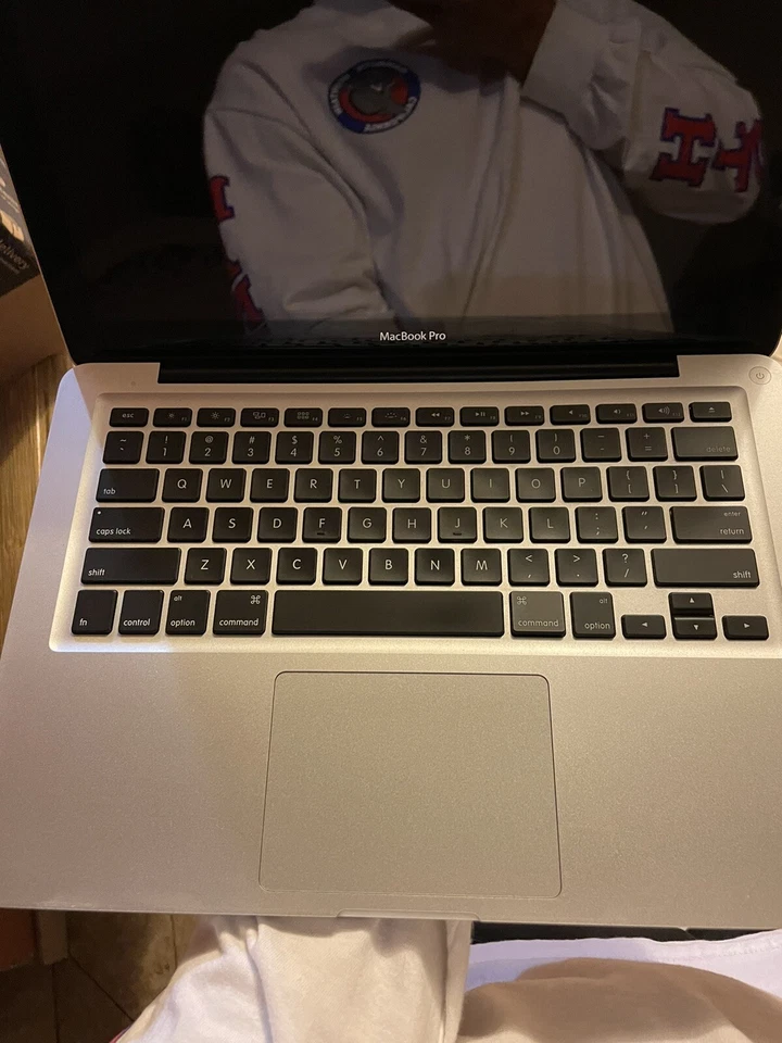 Apple MacBook Pro (500GB, Intel Core i7, 2.4GHz, 8GB) Laptop - Silver - A1286 - Image 2 of 4