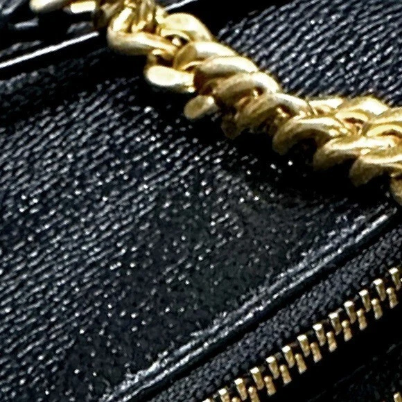 👠🖤 TORY BURCH Kira Black Pebbled Leather Crossbody Bag Gold Hardware *MINT* - Image 3 of 4