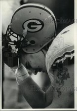 1991 Press Photo Tony Mandarich shows agony of another Packer defeat in Chicago.