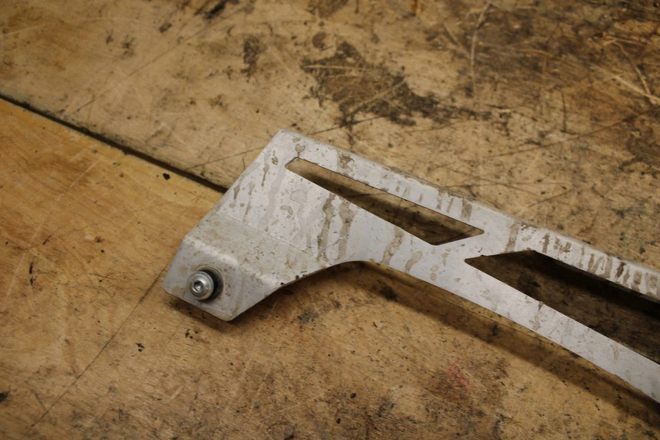 07-11 SUZUKI VSTROM 650 CUBIERTA DE PROTECTOR DE CADENA DE TRANSMISIÓN TRASERA ESCUDO BB340 Foto 2 de 4