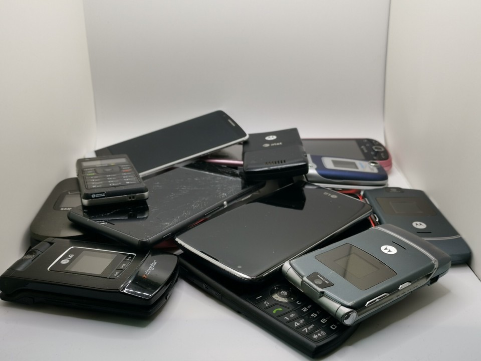 Lot of Assorted Smart Phones For Parts, Scrap, Trade In, or Gold ...