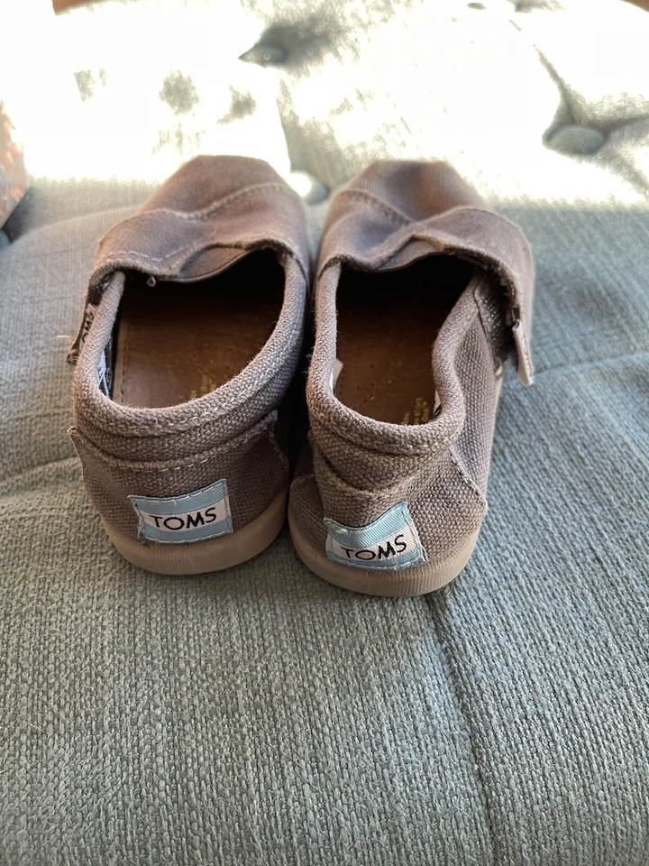 Zapatos mocasines de lona gris ceniza Toms para niños pequeños talla T7 Foto 3 de 4