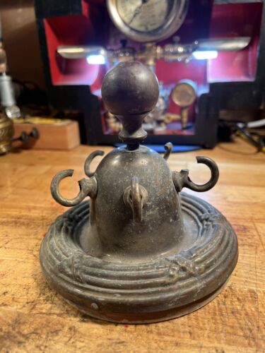 VINTAGE PRESSED BRASS BELL CEILING MOUNT LIGHT FIXTURE  WITH HOOKS - Foto 1 di 5