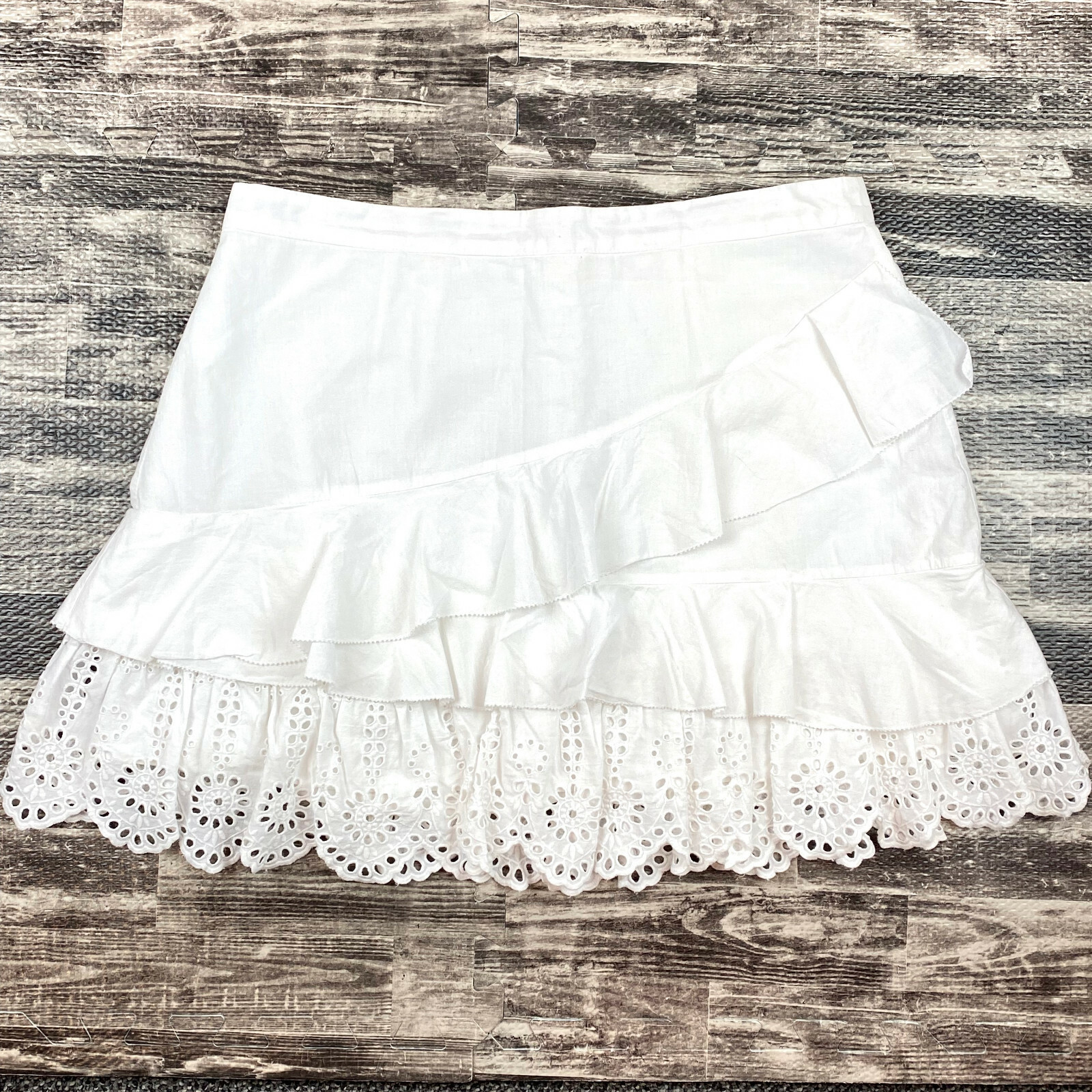 BCBGeneration Eyelet Trim Ruffled Mini Skirt Sz 1… - image 1