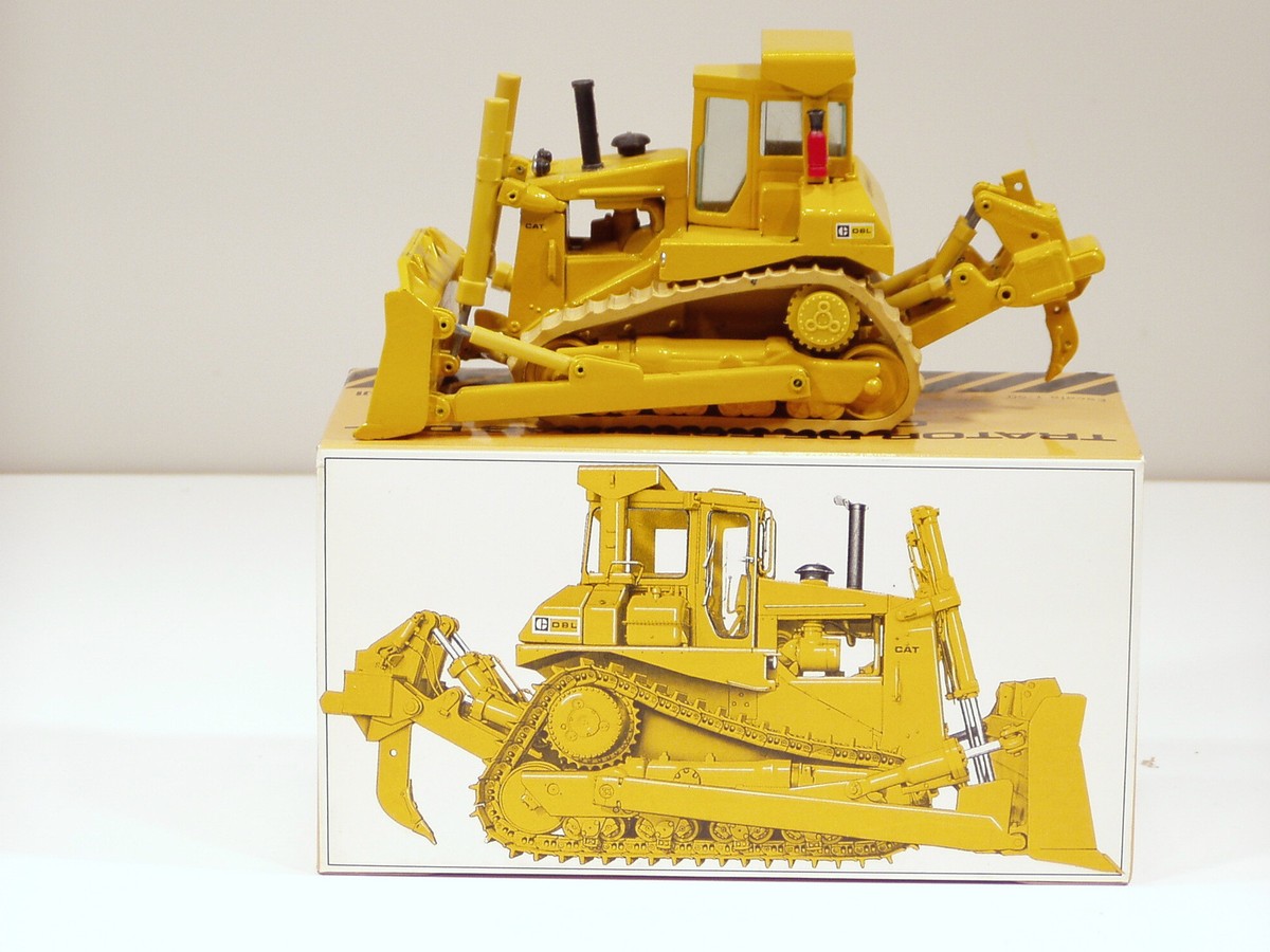 Caterpillar D8R 1/50スケールモデル 1/50 Caterpillar D8R Series II Track-type Dozer with Blade