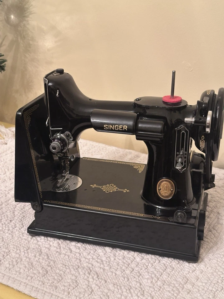 Máquina de coser Singer peso pluma 1950/60 negra 221 ¡con accesorios funciona! Foto 2 de 4