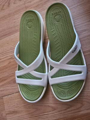 Crocs wedge woman's size 9 cream/ olive 