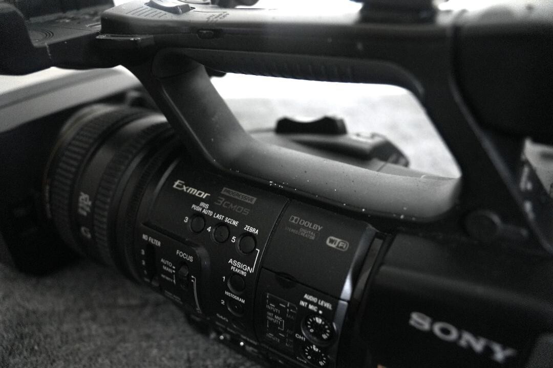 SONY NXCAM 　HXR-NX3 Amazon.com : Sony HXR-NX3/1 NXCAM Professional Handheld