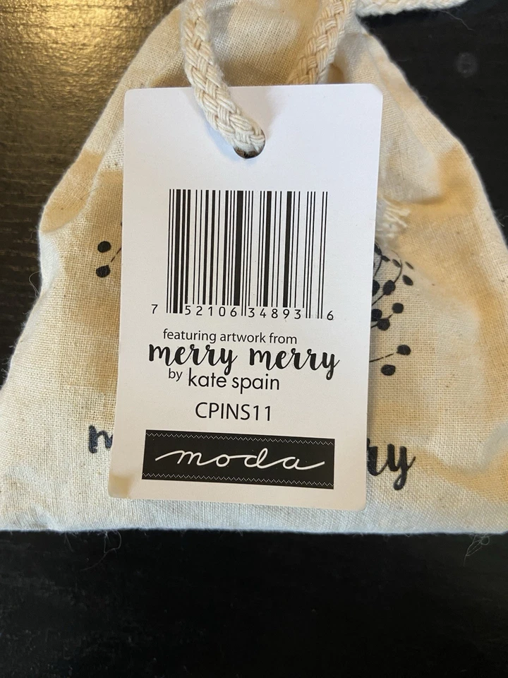 Dos bolsas de ropa prendedores con ilustraciones de Kate España de Merry, Merry Moda Foto 3 de 4