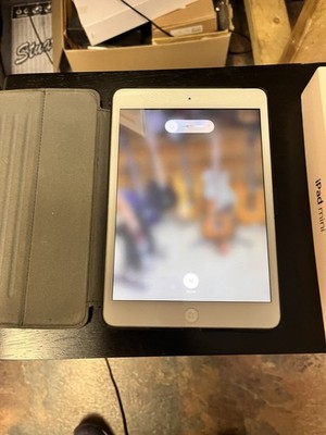 Apple iPad Mini 32 Gb White Broken Screen With Original Box