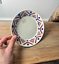 Petite assiette Badonviller – faïence ancienne – décor géométrique rouge & bleu 