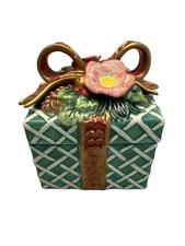 Fitz and Floyd Classics Christmas Wreath Porcelain Gift Trinket Box 5”H x 3.75”